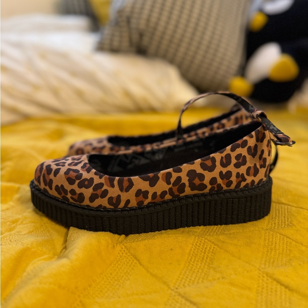 T.U.K. Pointed Ballet Creeper
Color: Leopard Print/Black Sole
Size: Us Women’s 5
